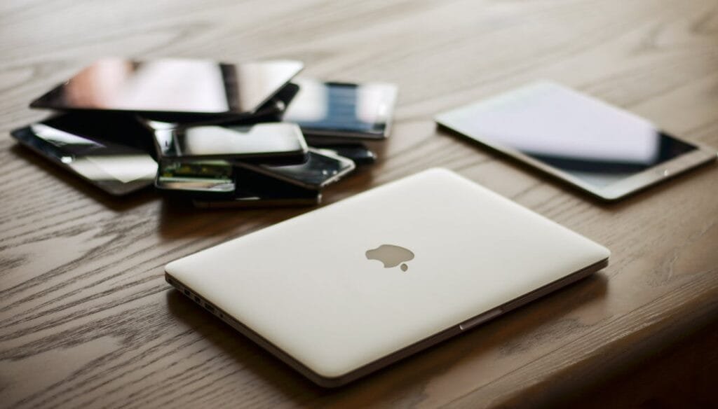 pexels-photo-207589 Macbook and Ipad on Desk